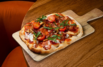 Пиццетта мясная с луком Бальзамик